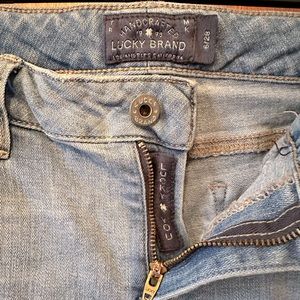 Feeling lucky? Size 6 Lucky Brand jeans 🍀